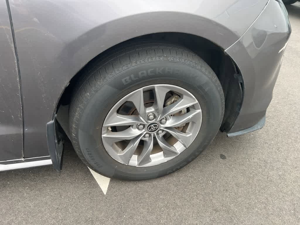 2021 Toyota Sienna XLE 24