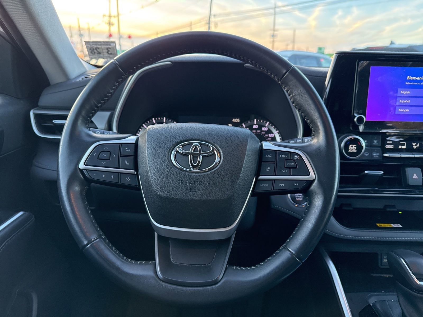 Thumbnail: 2023 Toyota Highlander - 25