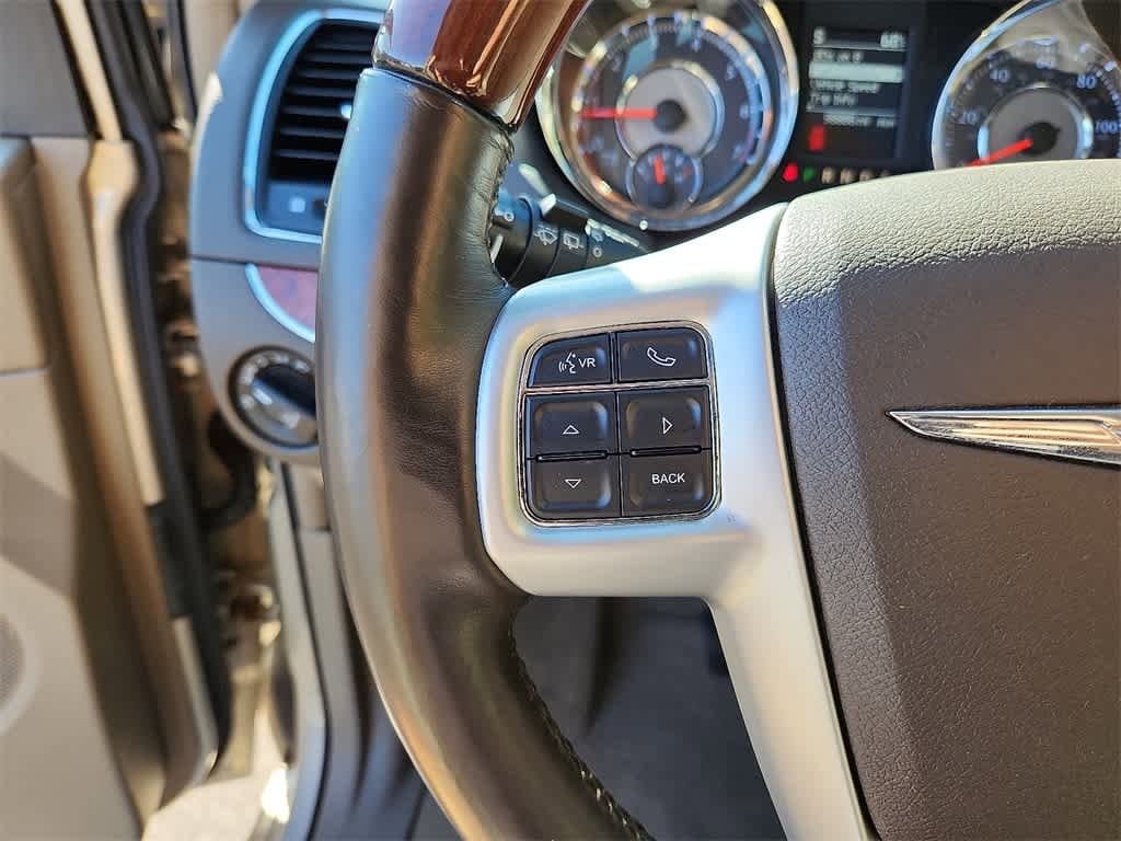 Thumbnail: 2015 Chrysler Town & Country - 26
