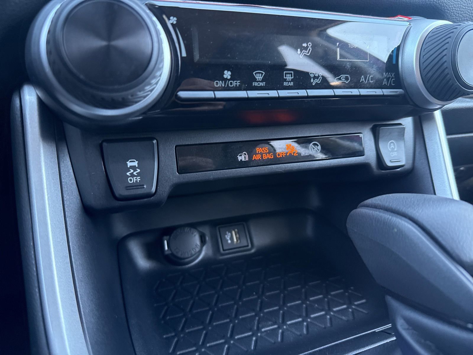 Thumbnail: 2025 Toyota RAV4 - 28