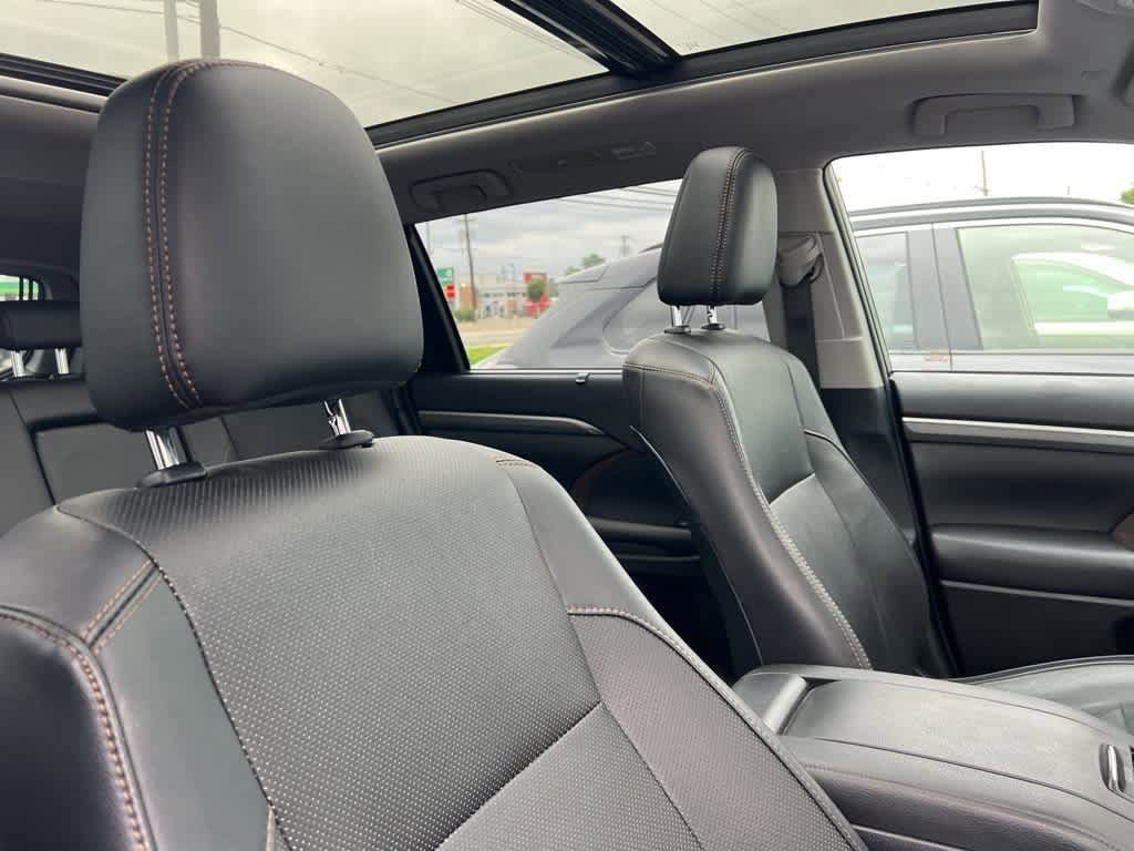 Thumbnail: 2019 Toyota Highlander - 18