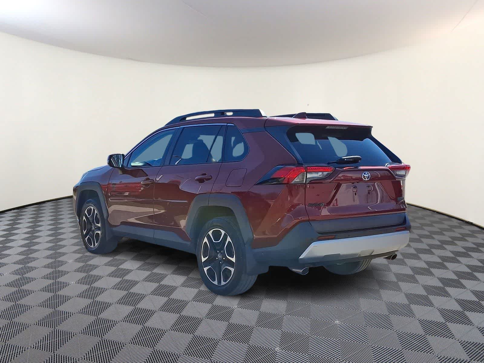 Thumbnail: 2019 Toyota RAV4 - 9