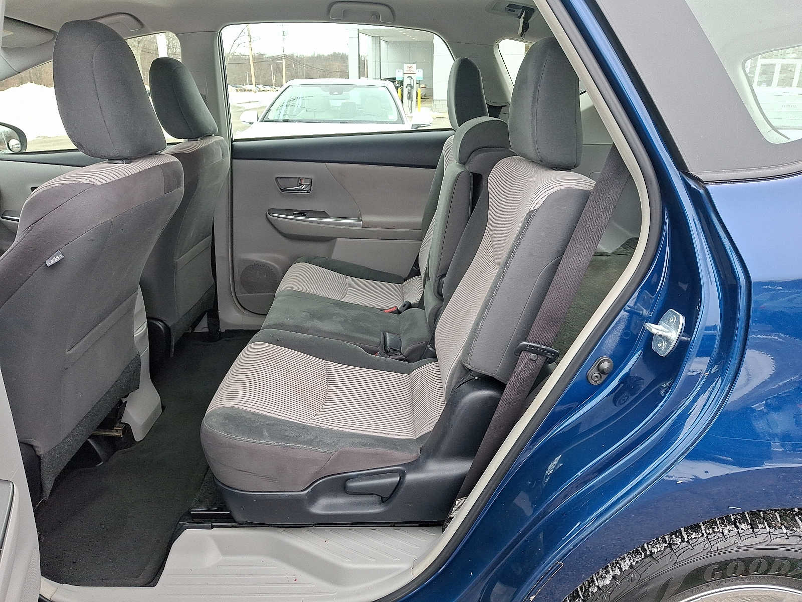 Thumbnail: 2015 Toyota Prius v - 12