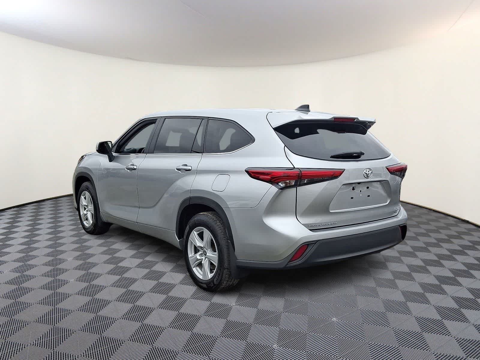 Thumbnail: 2023 Toyota Highlander - 8