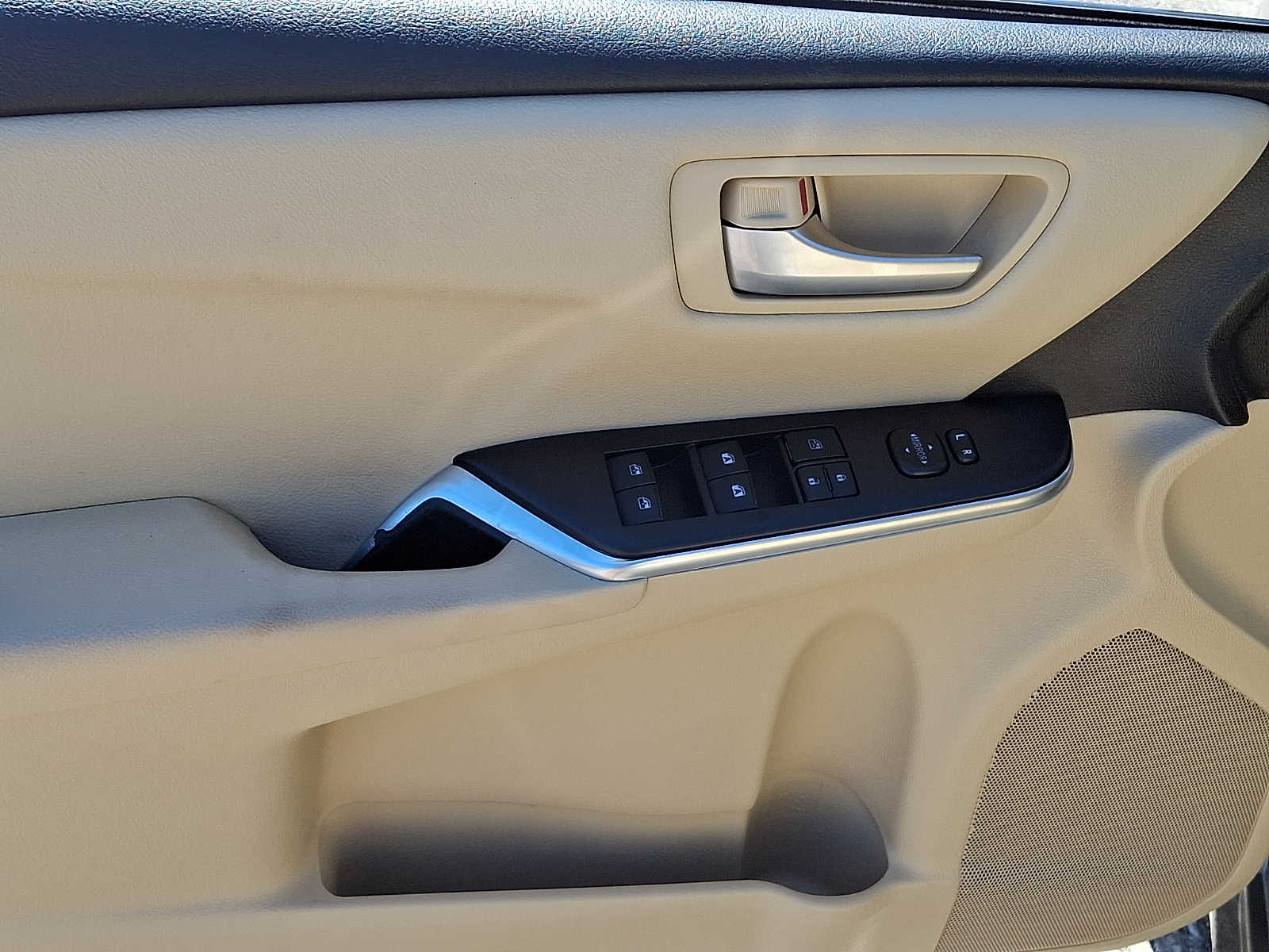 Thumbnail: 2017 Toyota Camry - 15