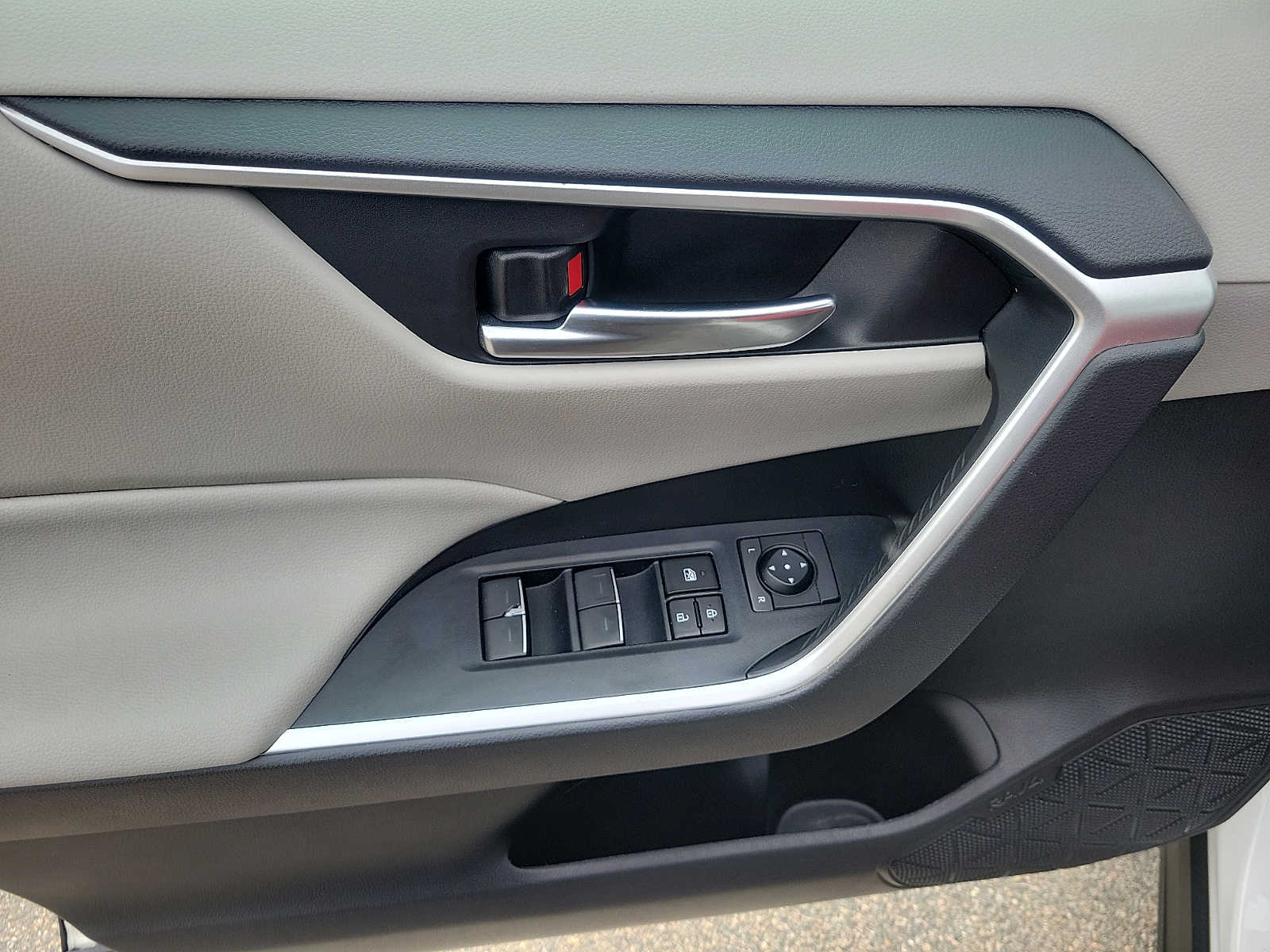 Thumbnail: 2023 Toyota RAV4 - 15