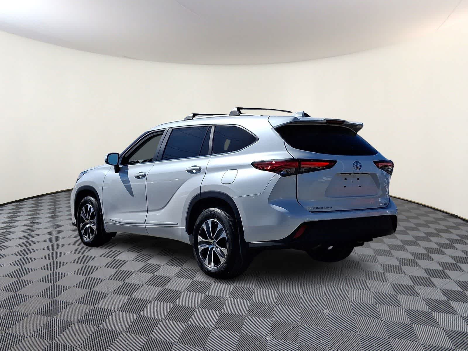 Thumbnail: 2023 Toyota Highlander - 8