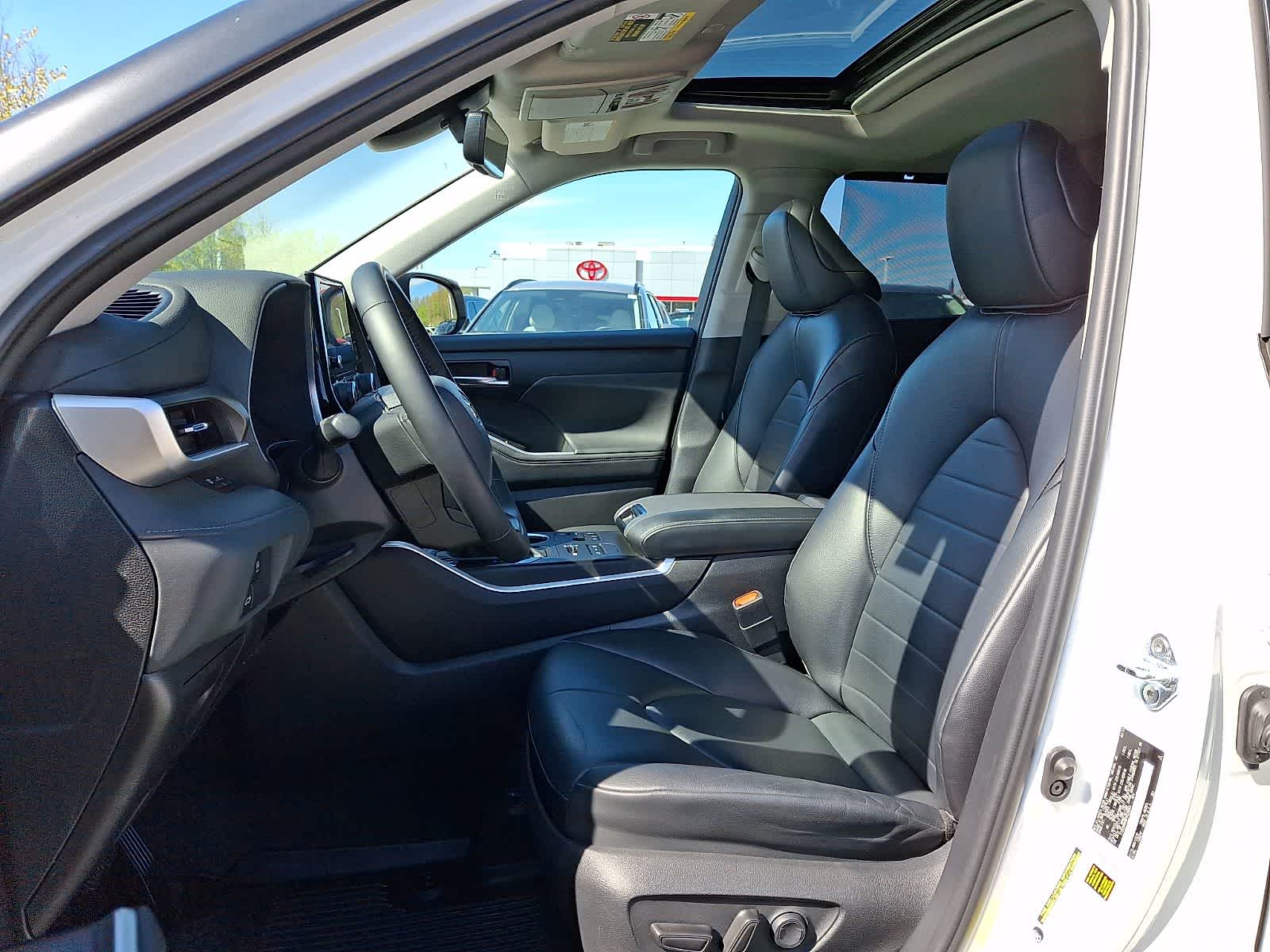 Thumbnail: 2023 Toyota Highlander - 17