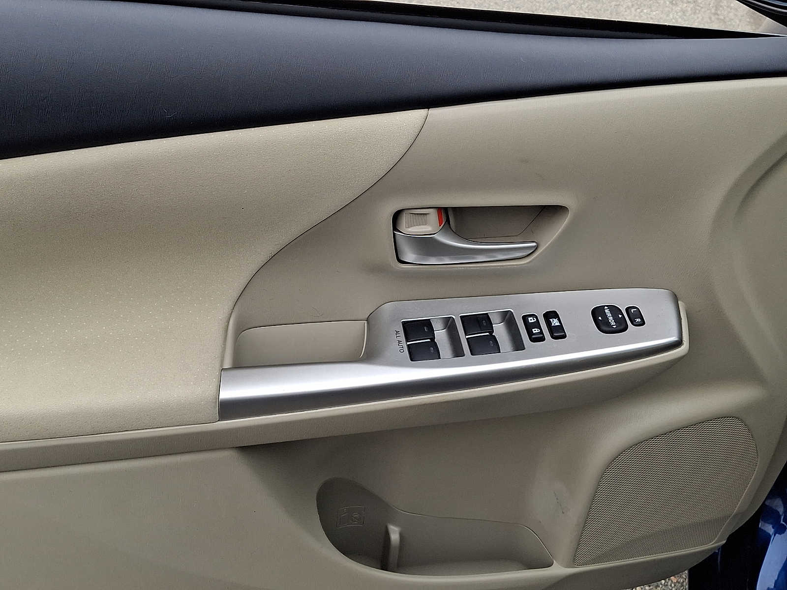 Thumbnail: 2012 Toyota Prius v - 14