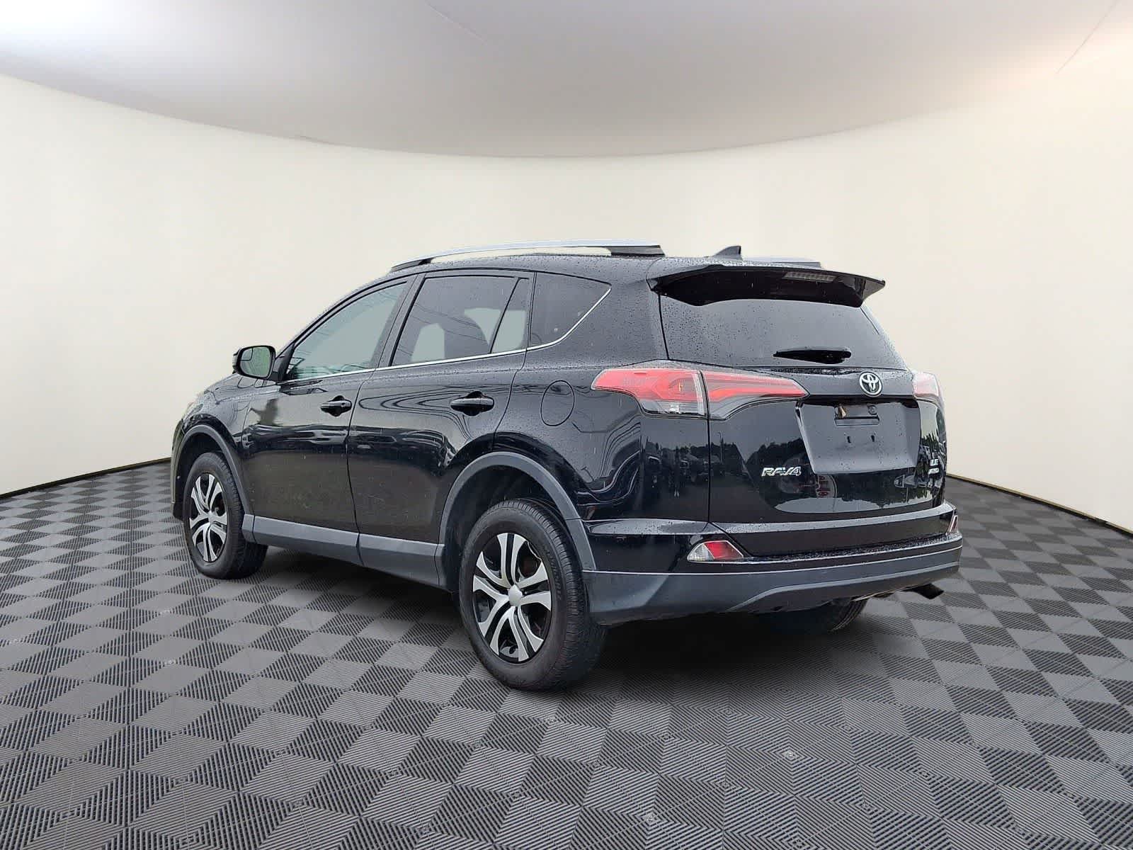 Thumbnail: 2018 Toyota RAV4 - 9