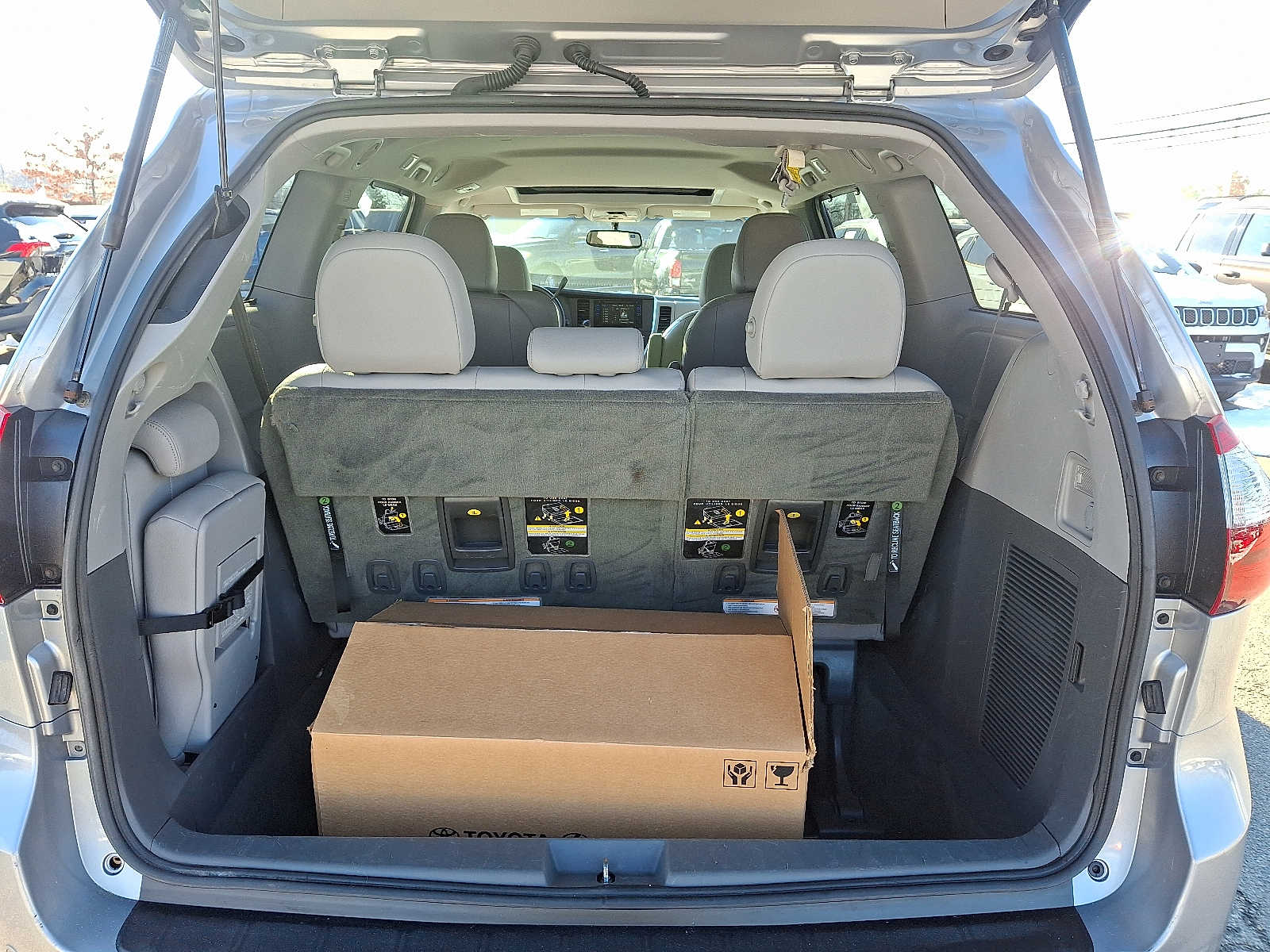 Thumbnail: 2015 Toyota Sienna - 31