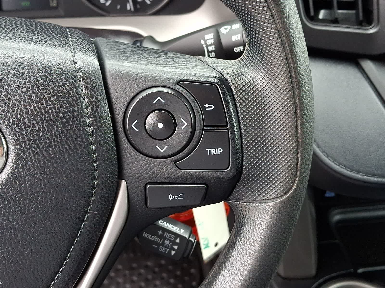 Thumbnail: 2018 Toyota RAV4 - 24
