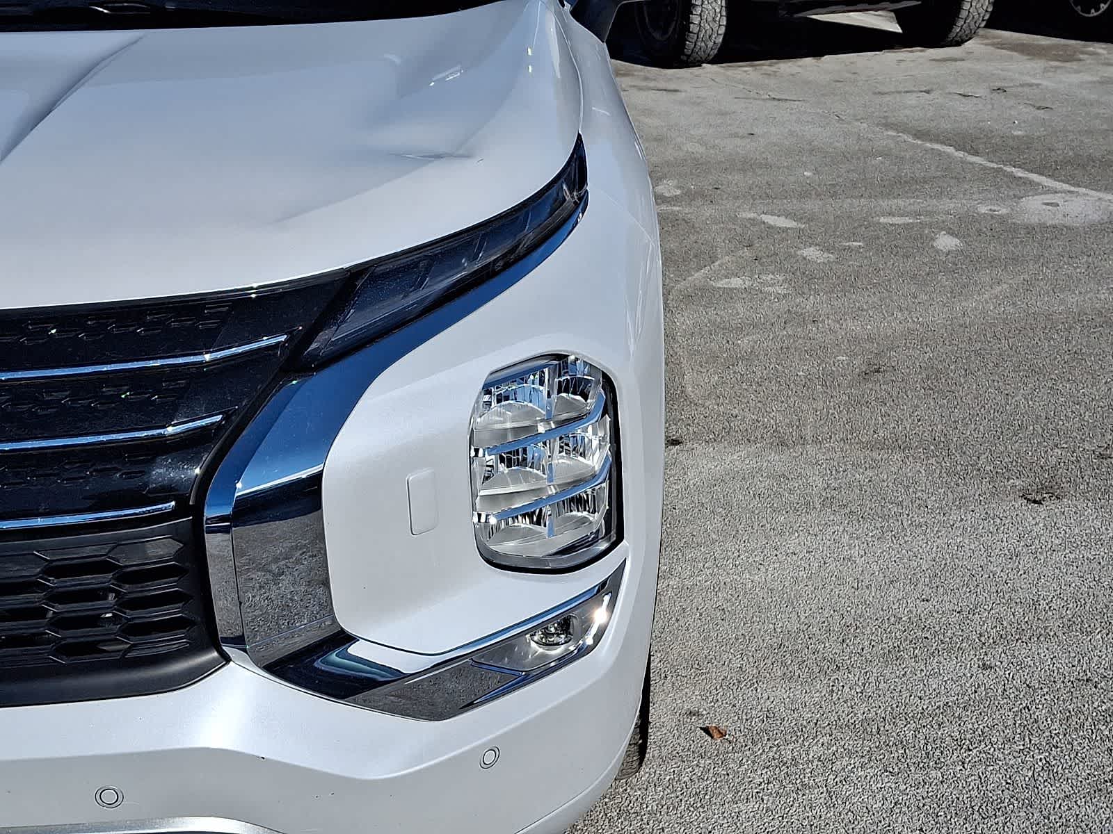 Thumbnail: 2024 Mitsubishi Outlander - 10