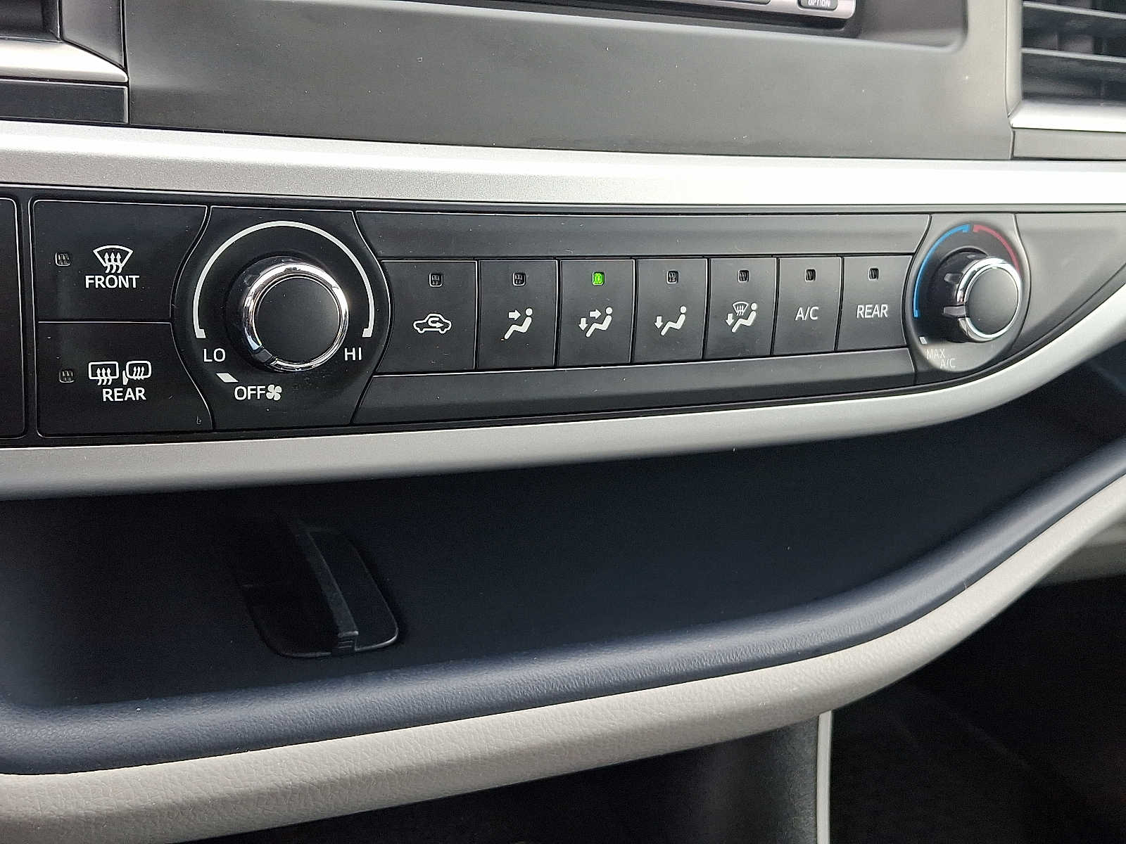 Thumbnail: 2019 Toyota Highlander - 17