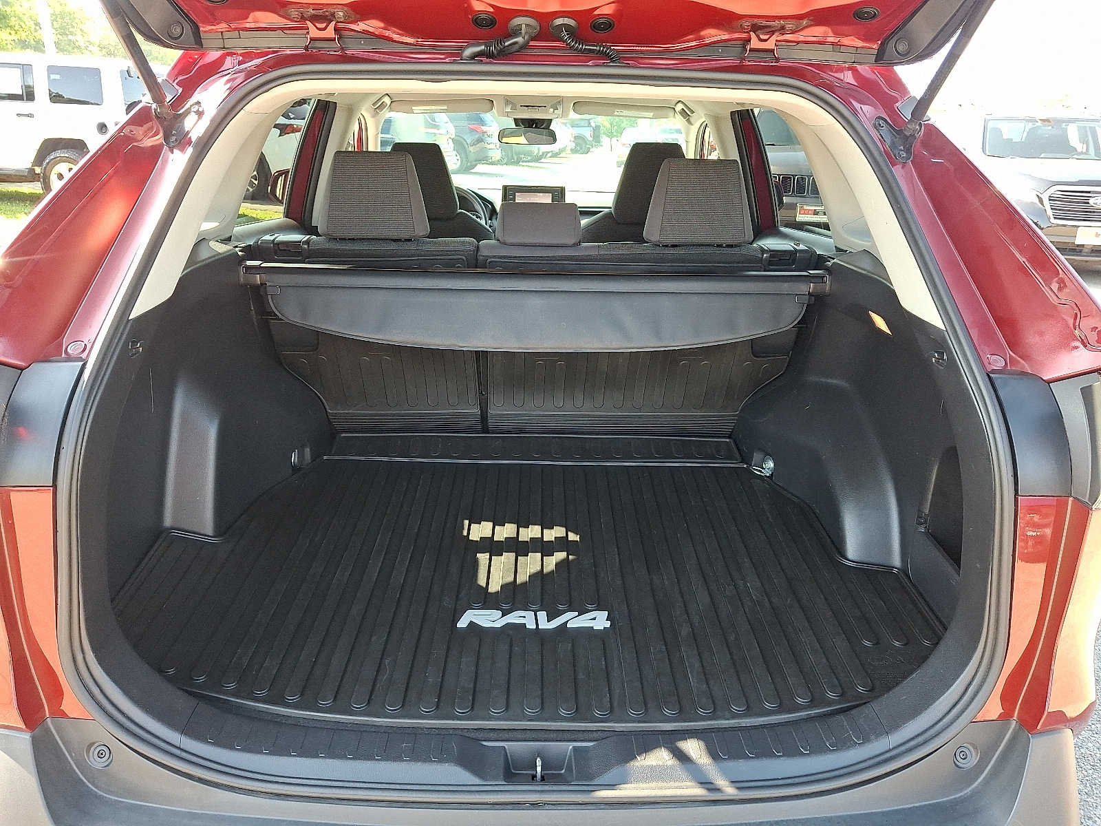 Thumbnail: 2019 Toyota RAV4 - 28