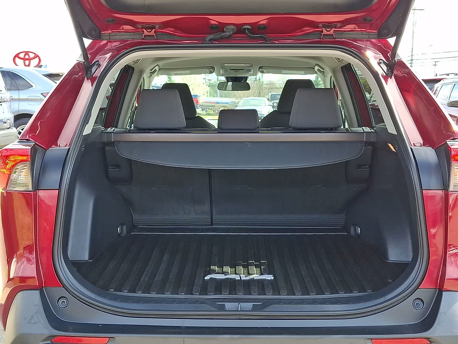 Thumbnail: 2021 Toyota RAV4 - 32