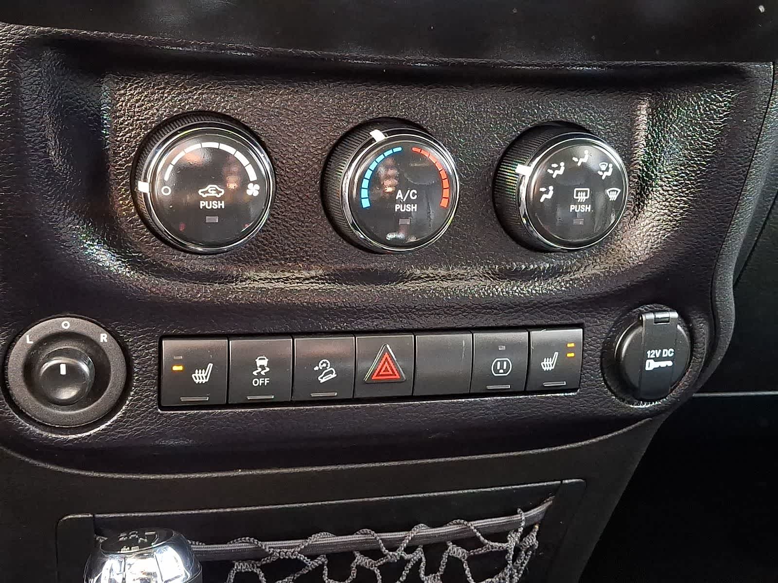 Thumbnail: 2015 Jeep Wrangler - 16