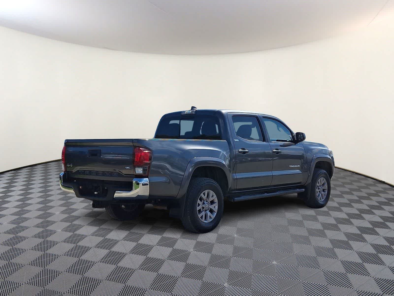 Thumbnail: 2018 Toyota Tacoma - 6
