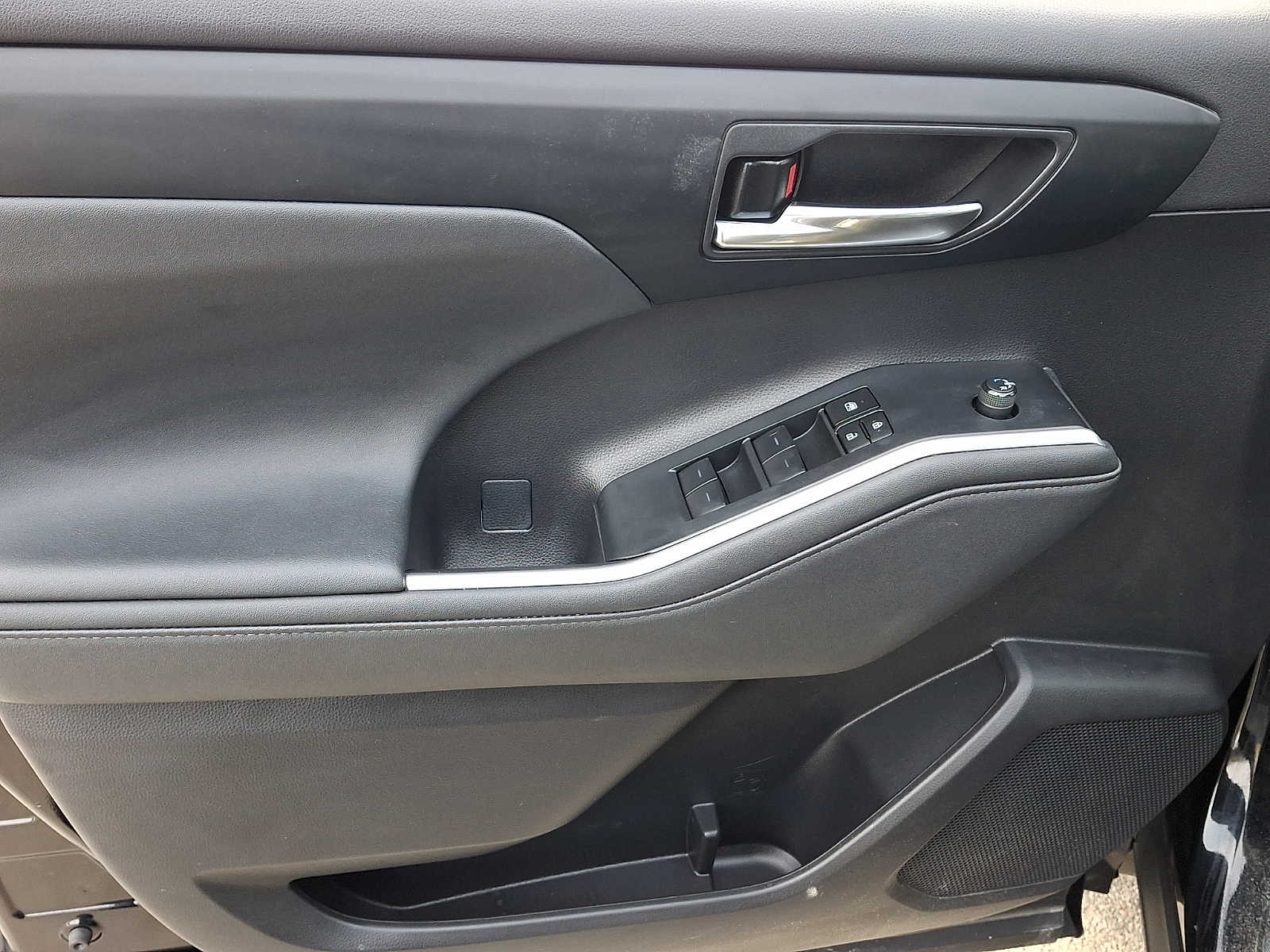 Thumbnail: 2023 Toyota Highlander - 17