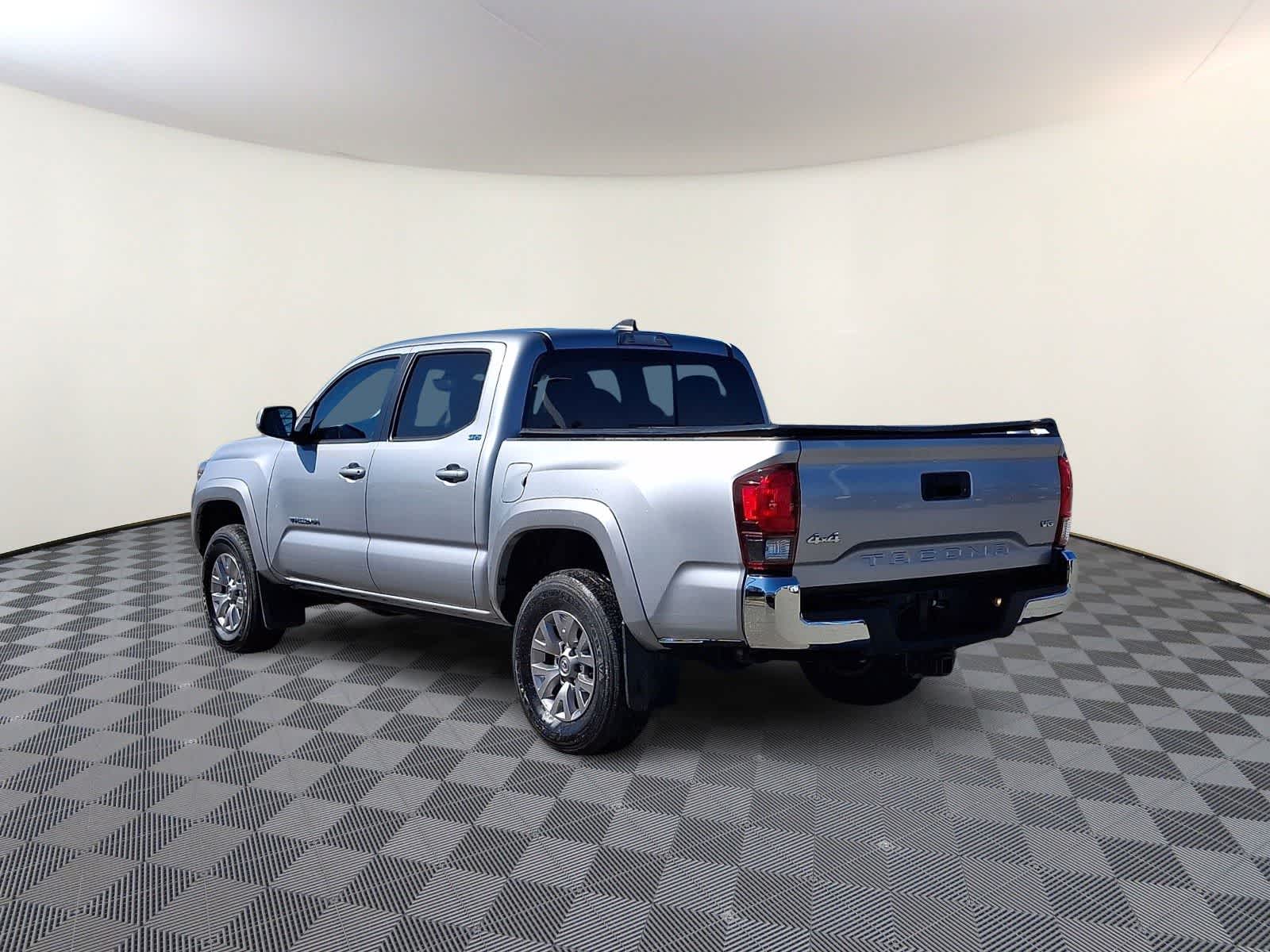 Thumbnail: 2018 Toyota Tacoma - 8