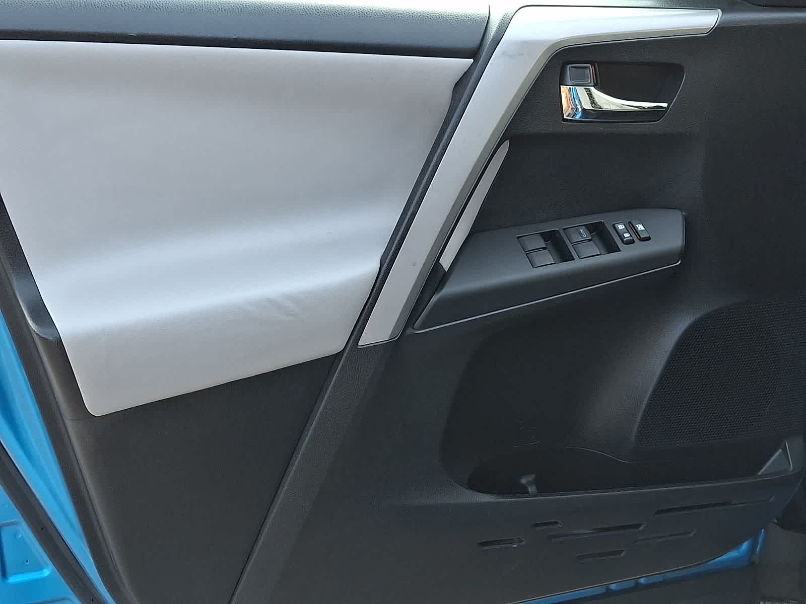 Thumbnail: 2016 Toyota RAV4 - 15
