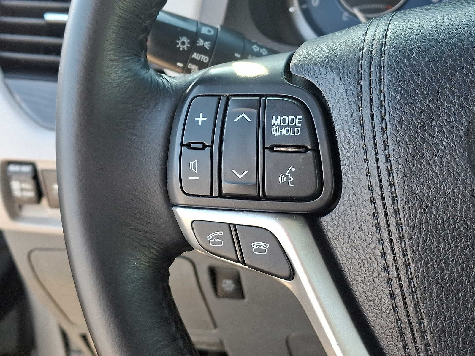 Thumbnail: 2015 Toyota Sienna - 26