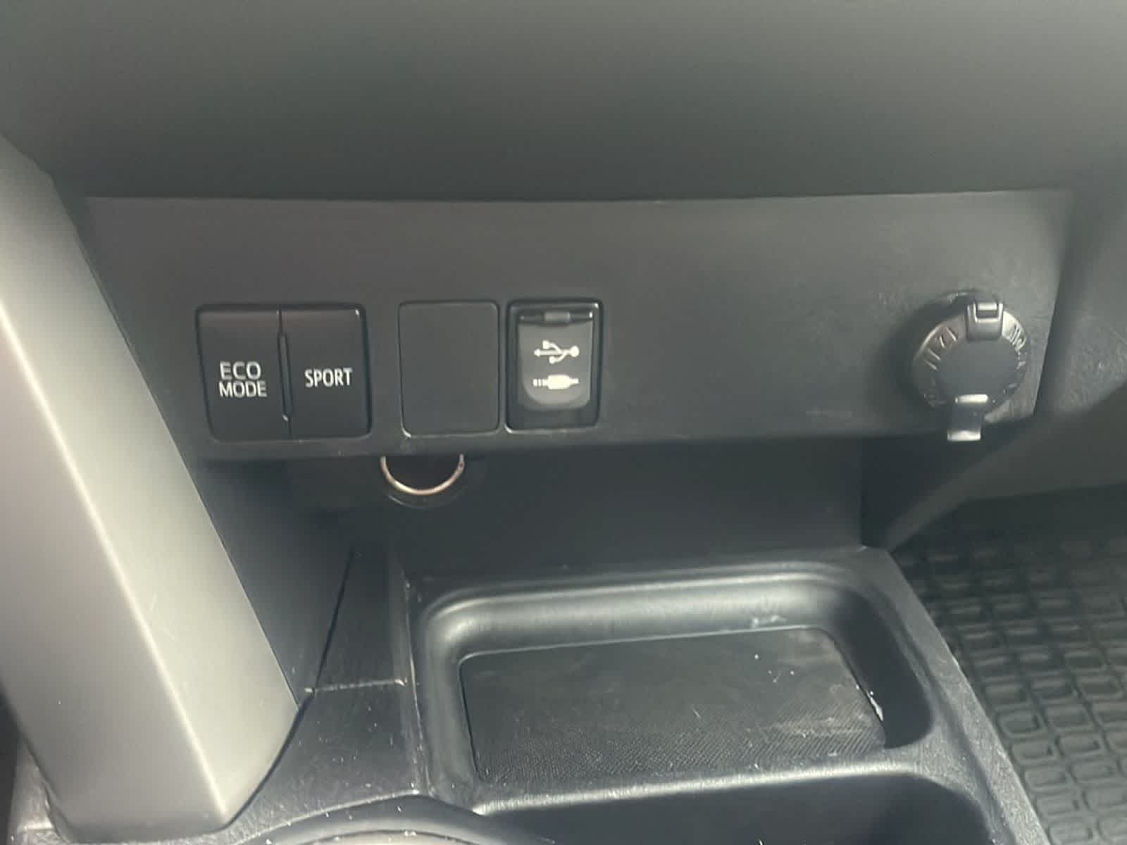 Thumbnail: 2018 Toyota RAV4 - 19