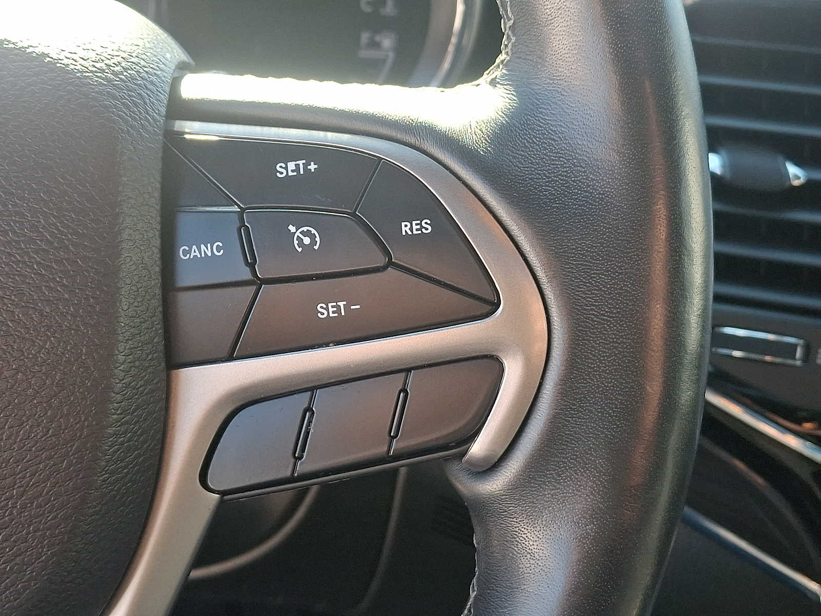 Thumbnail: 2019 Jeep Grand Cherokee - 25