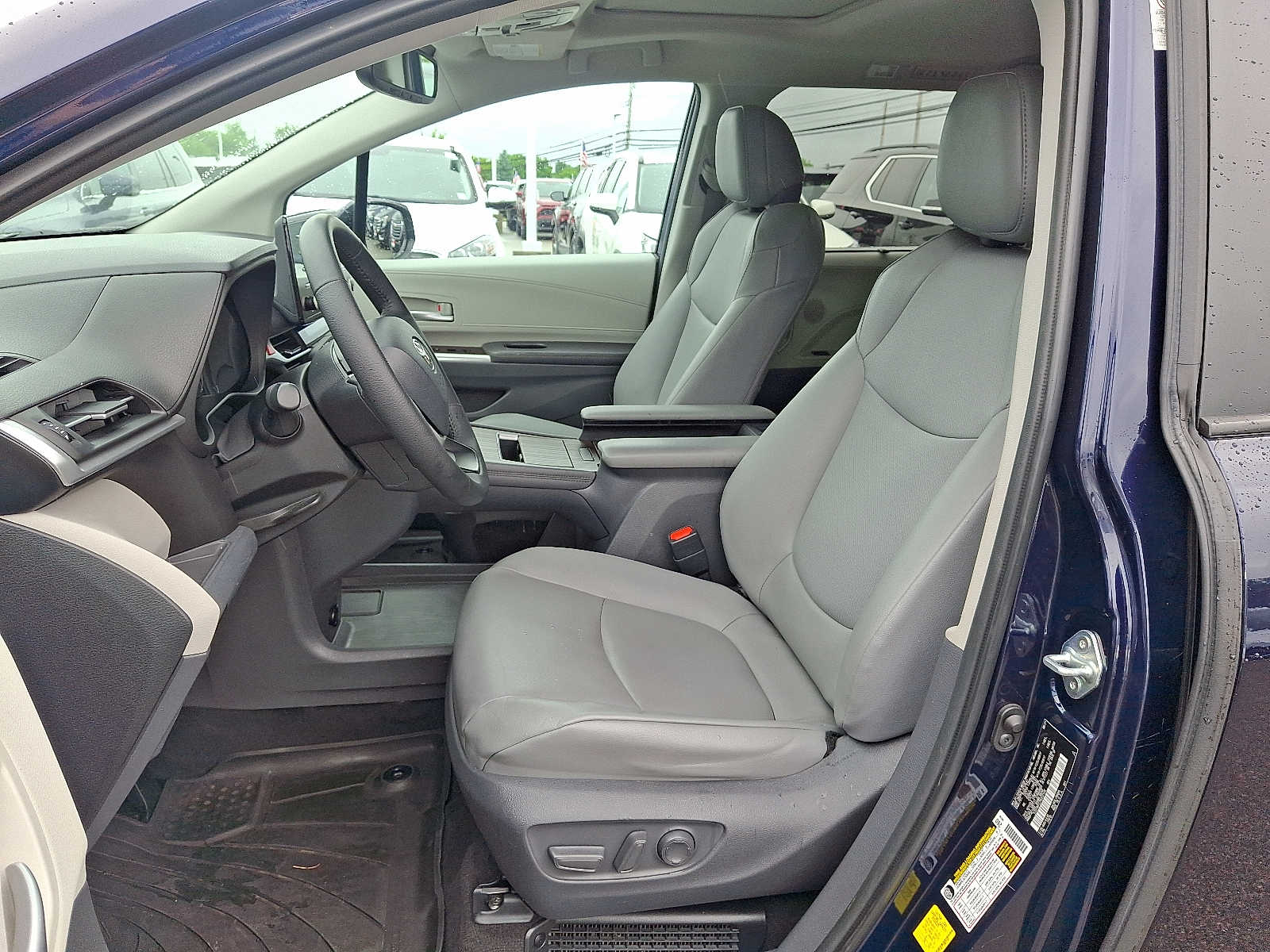 2021 Toyota Sienna XLE 16