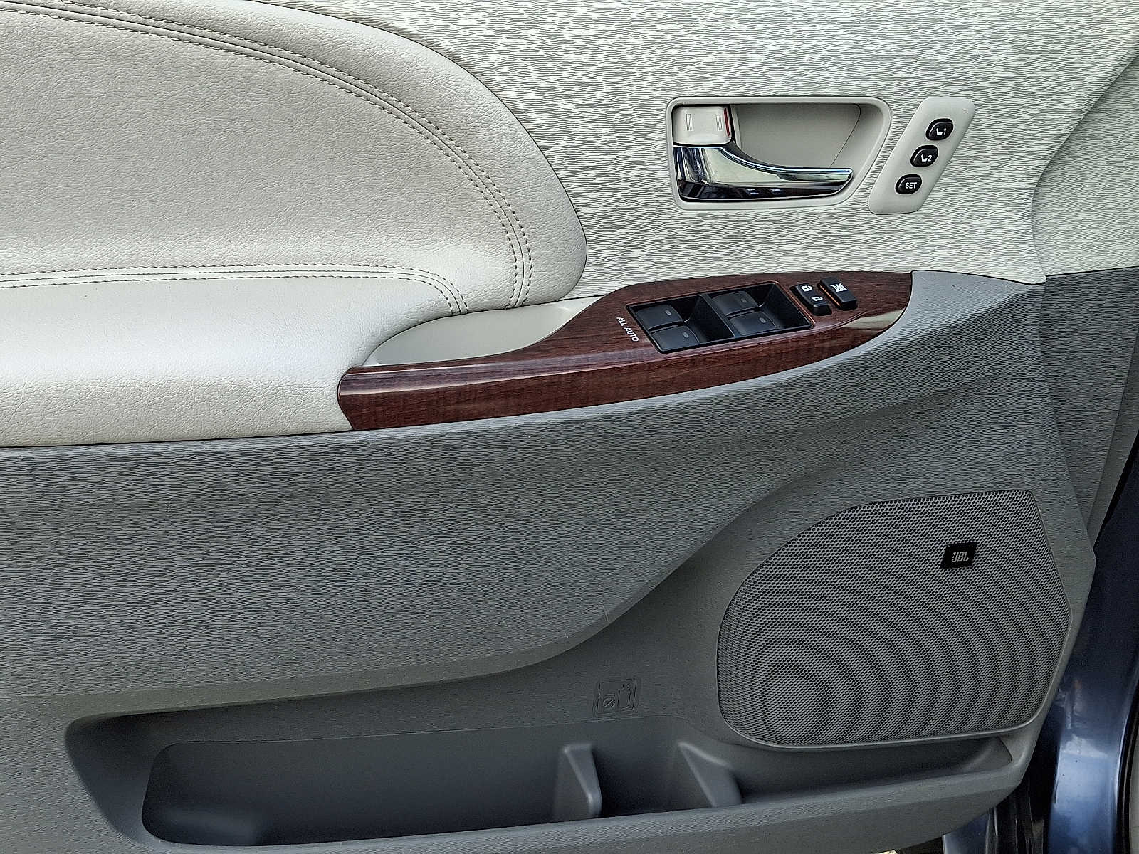 Thumbnail: 2013 Toyota Sienna - 15