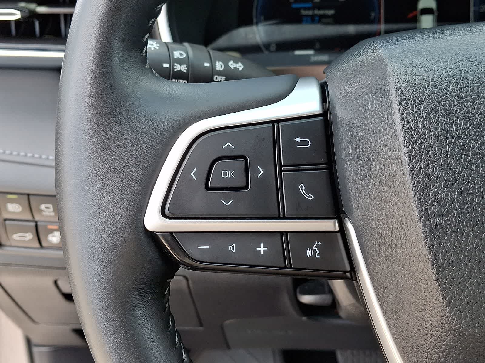 Thumbnail: 2023 Toyota Highlander - 26