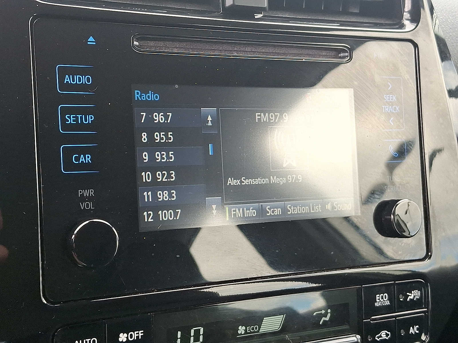 Thumbnail: 2019 Toyota Prius - 19