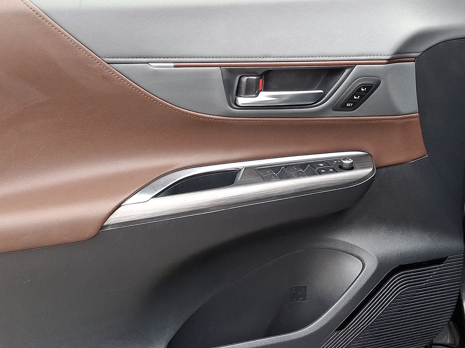 Thumbnail: 2021 Toyota Venza - 15