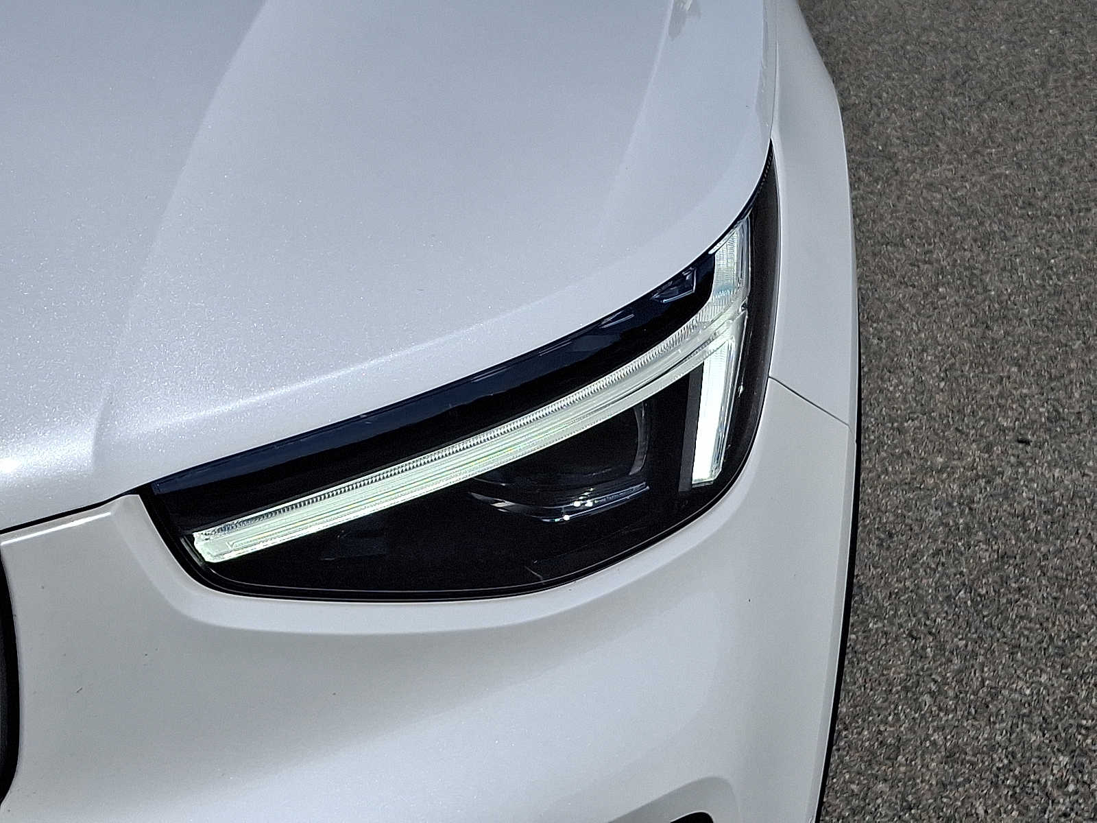 Thumbnail: 2024 Volvo XC40 - 10