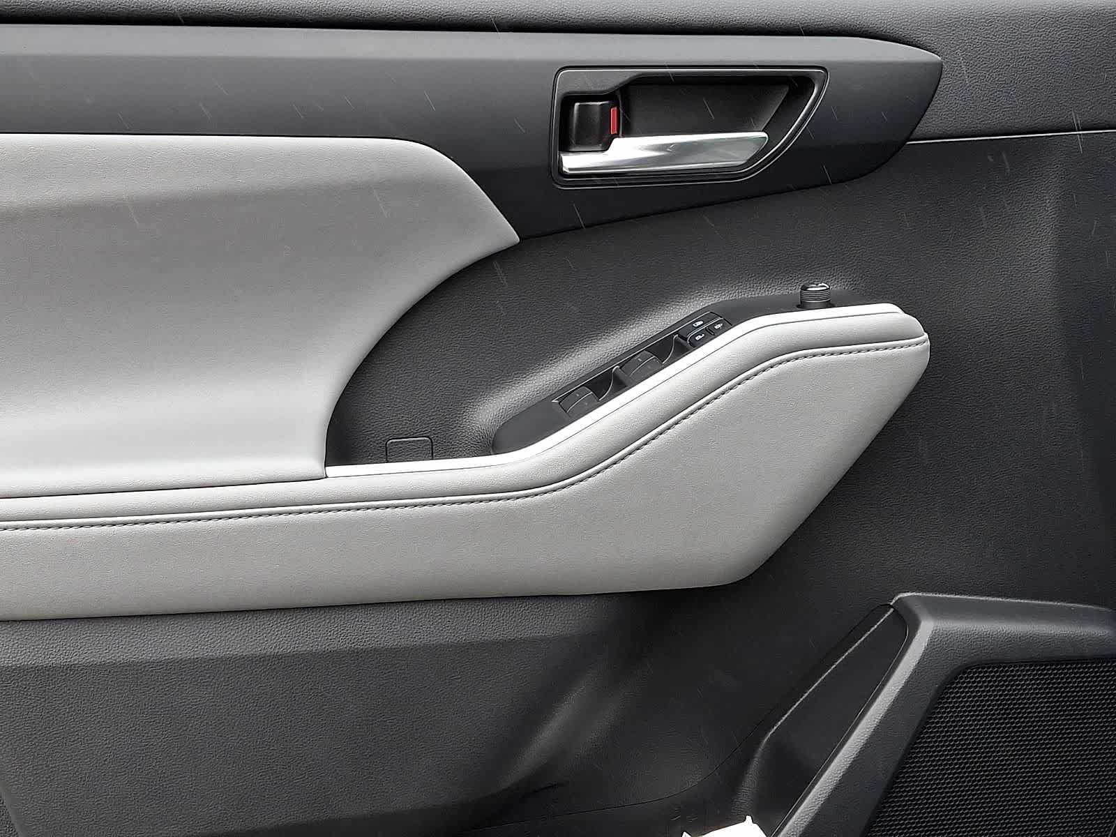 Thumbnail: 2022 Toyota Highlander - 16