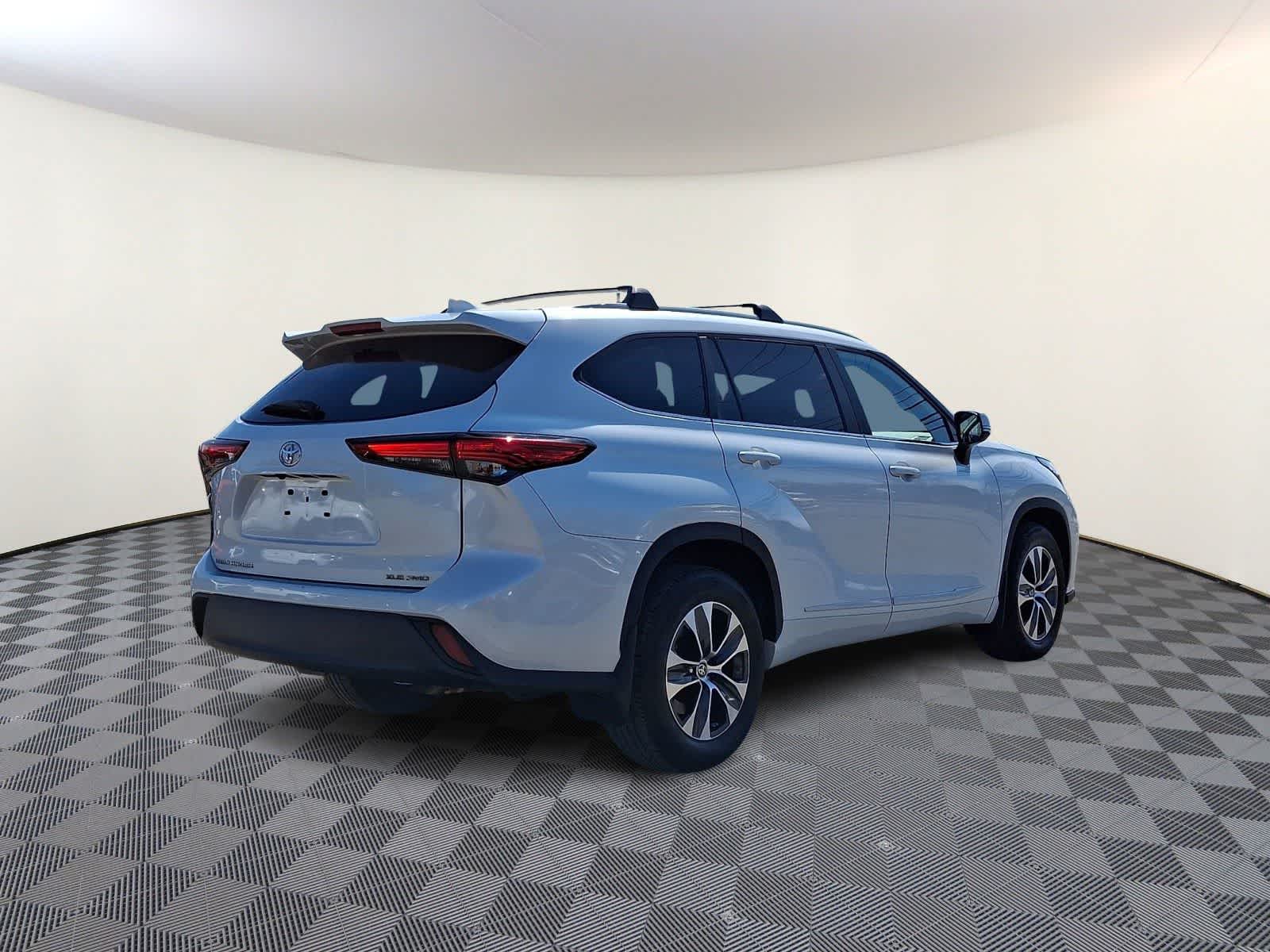Thumbnail: 2023 Toyota Highlander - 6