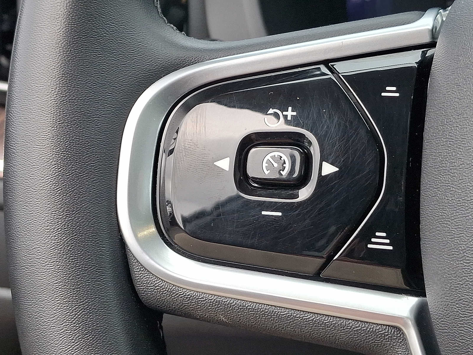 Thumbnail: 2023 Volvo XC60 - 20