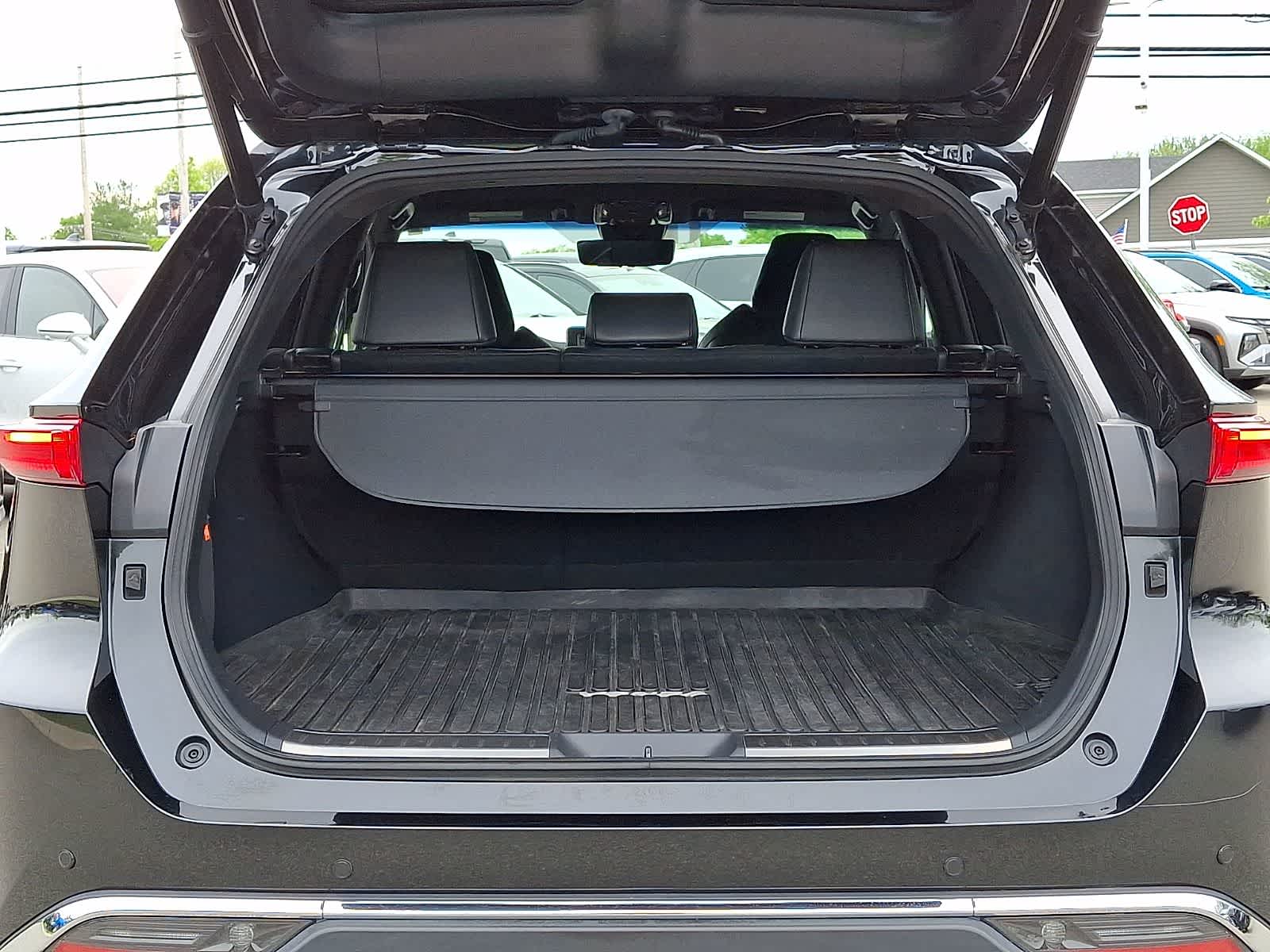 Thumbnail: 2021 Toyota Venza - 32