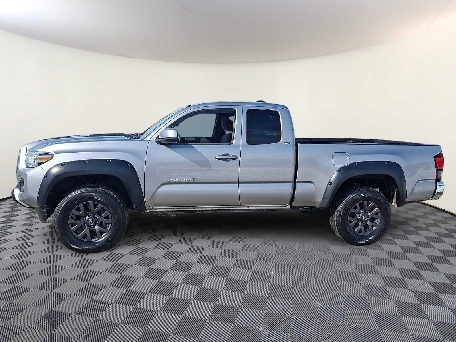 Thumbnail: 2020 Toyota Tacoma - 10