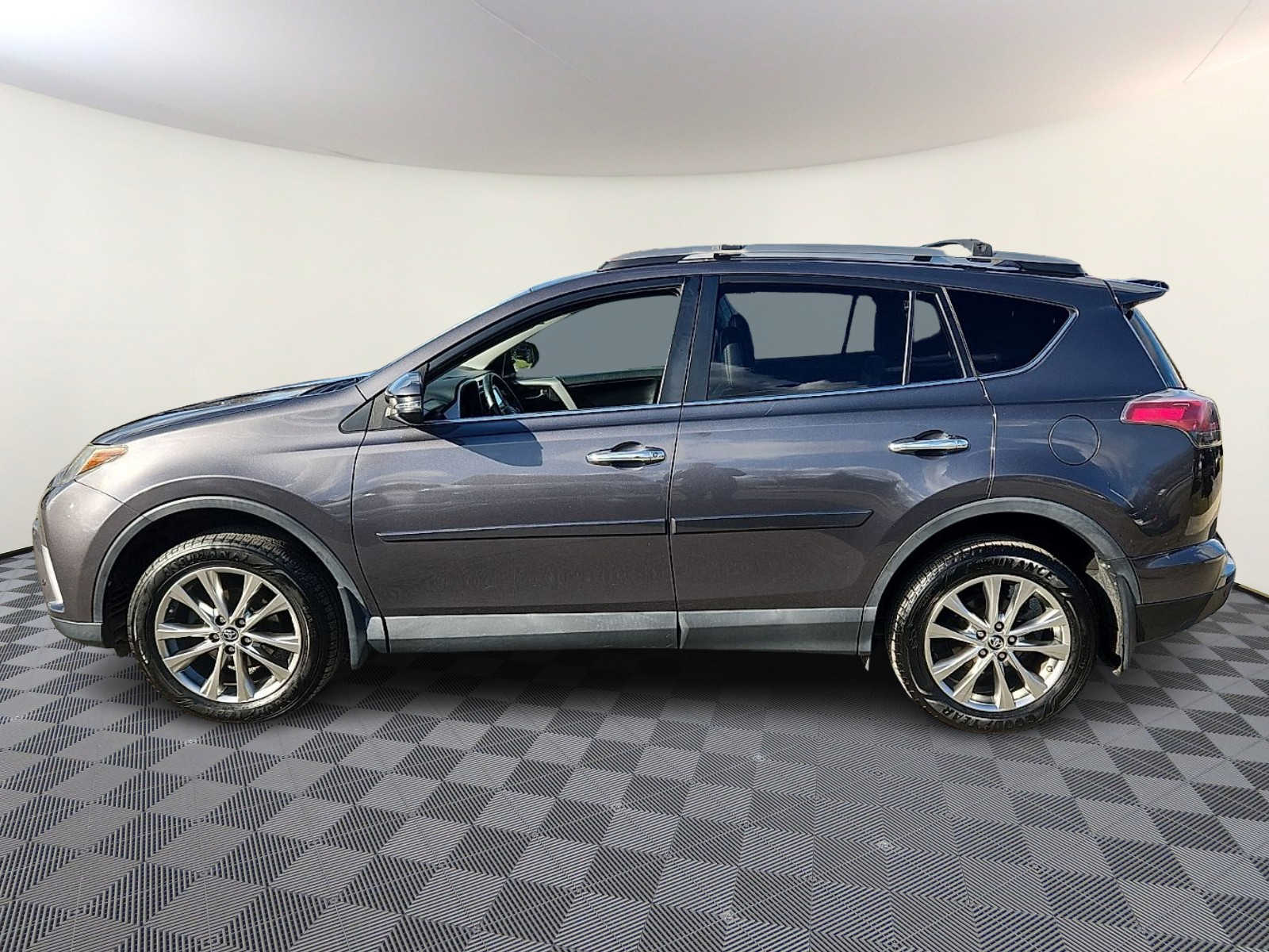 Thumbnail: 2017 Toyota RAV4 - 10