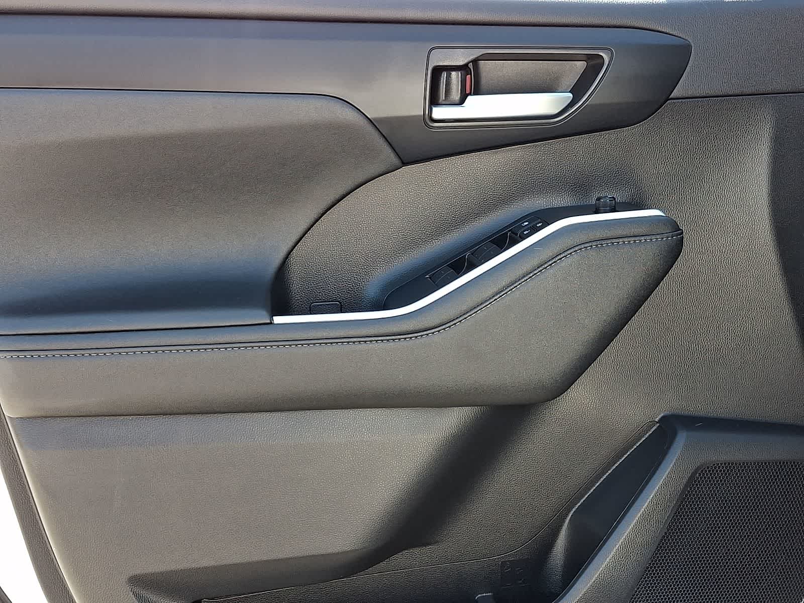 Thumbnail: 2023 Toyota Highlander - 16