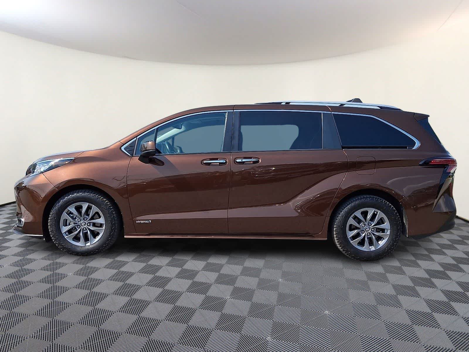 Thumbnail: 2021 Toyota Sienna - 10