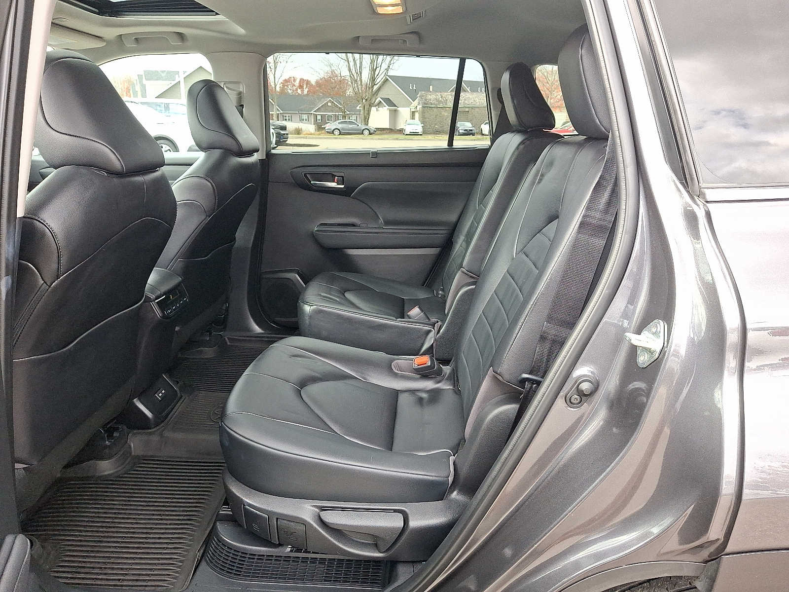 Thumbnail: 2023 Toyota Highlander - 13