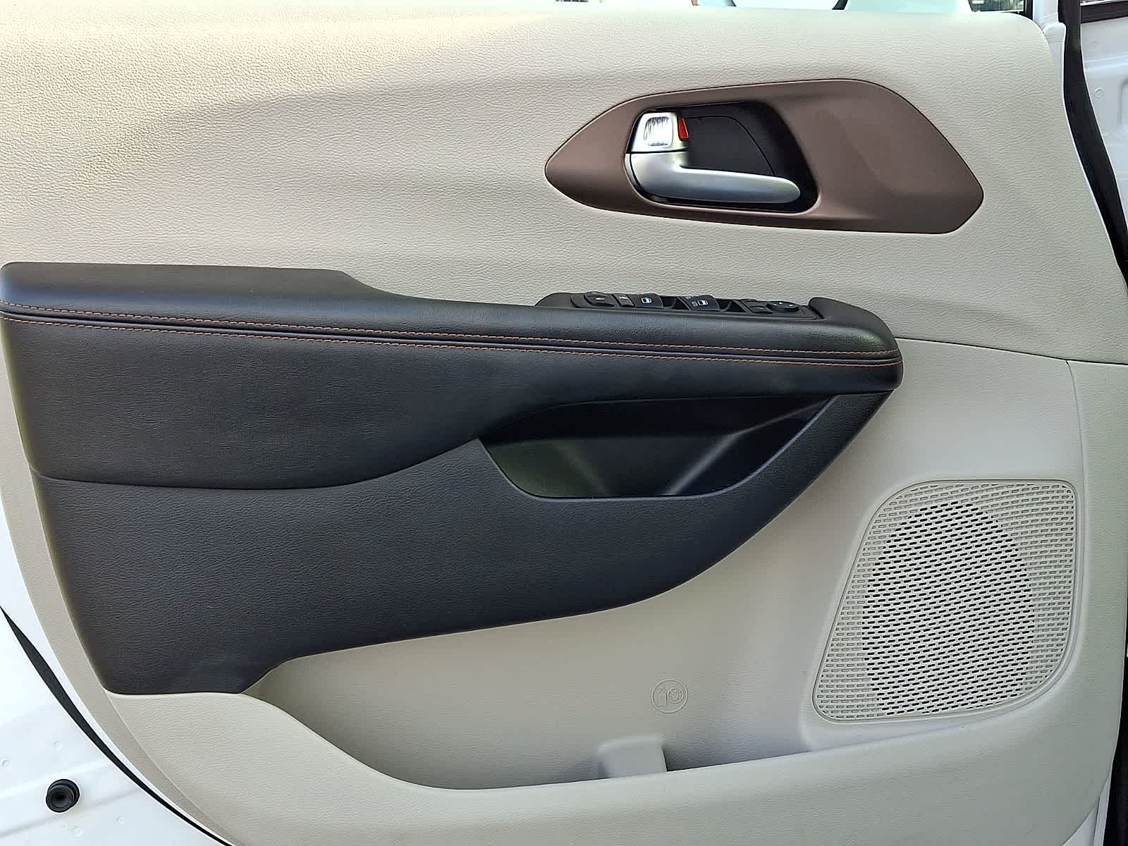 Thumbnail: 2019 Chrysler Pacifica - 14