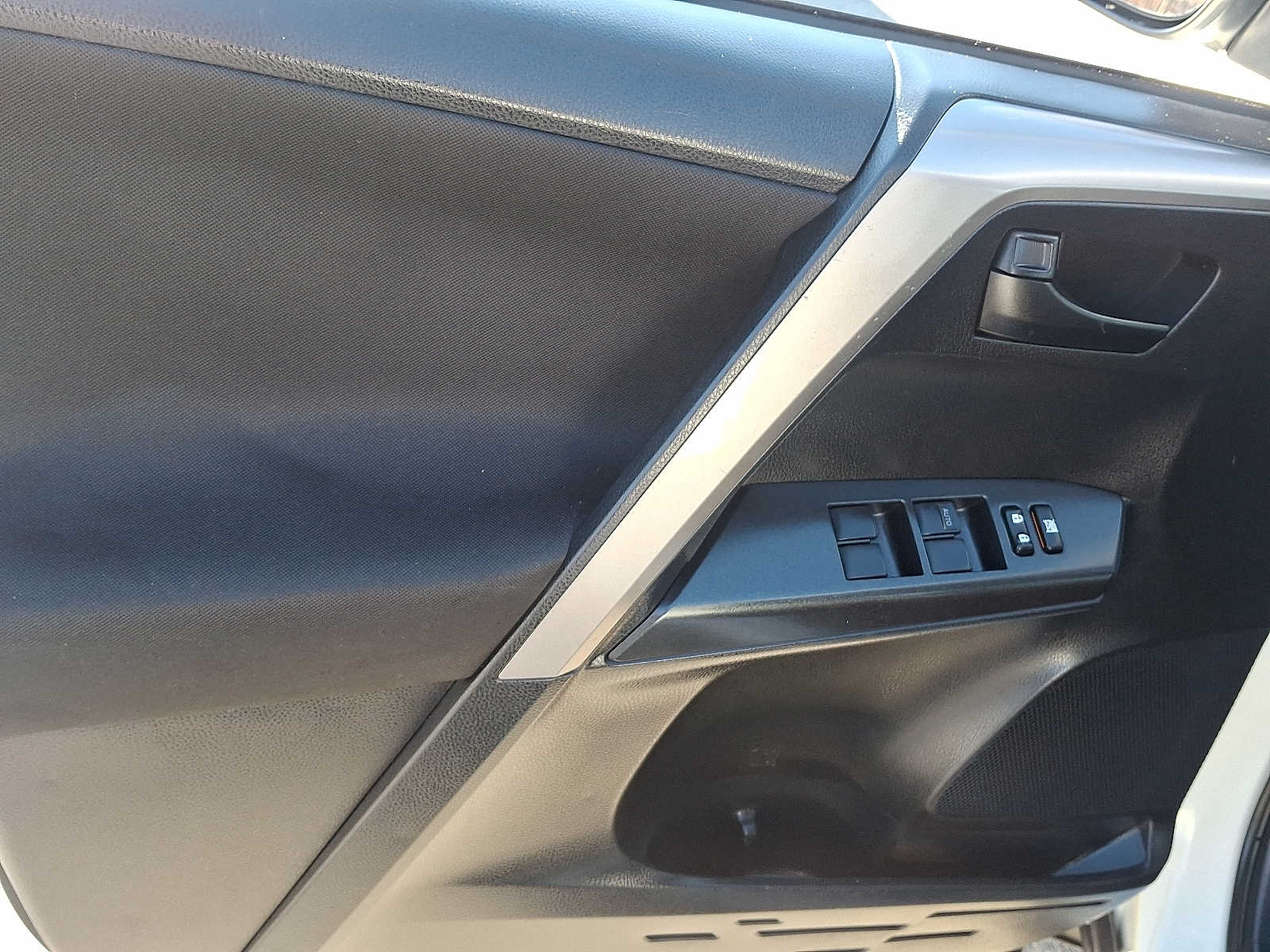 Thumbnail: 2018 Toyota RAV4 - 14