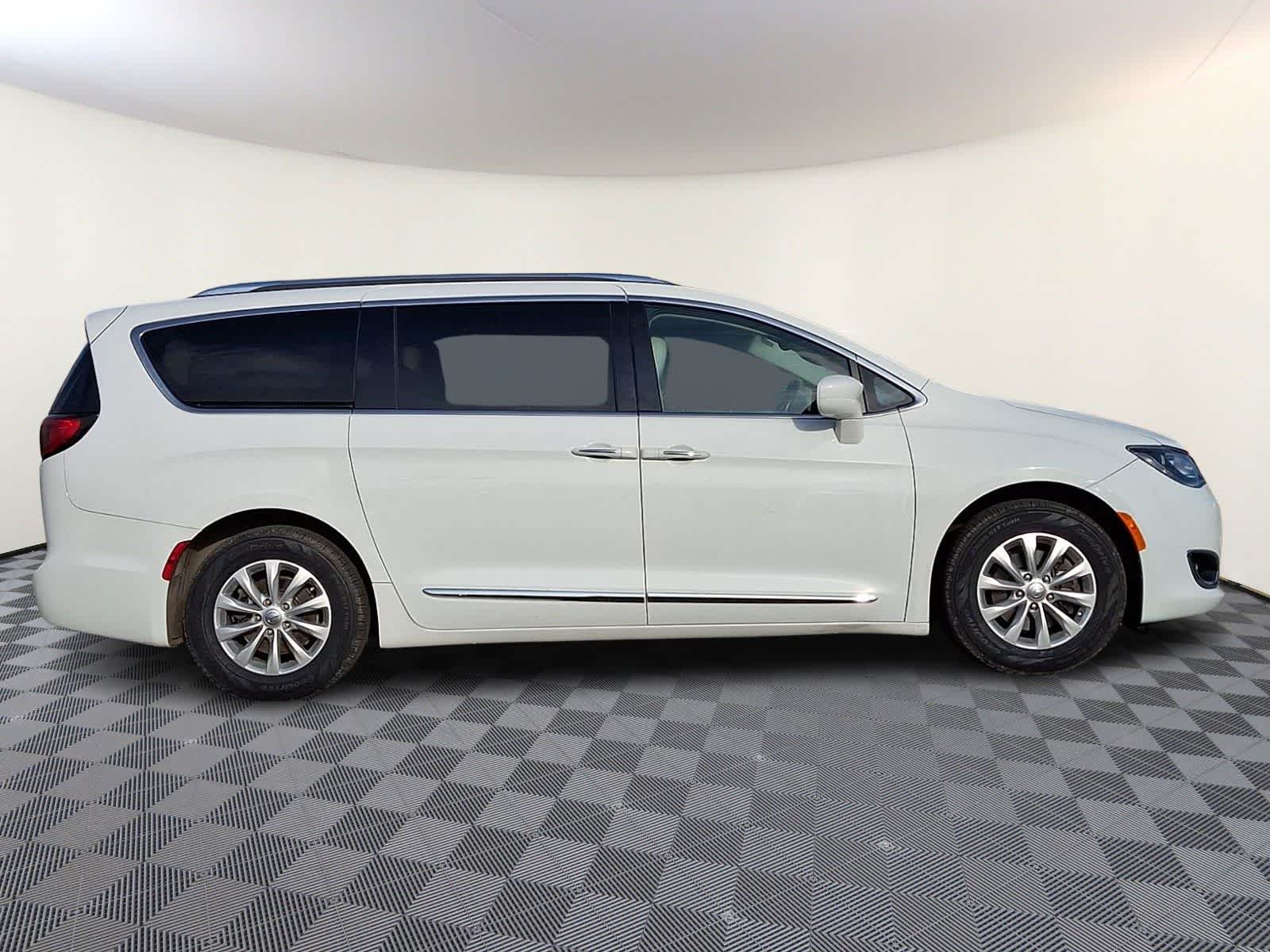 Thumbnail: 2019 Chrysler Pacifica - 8