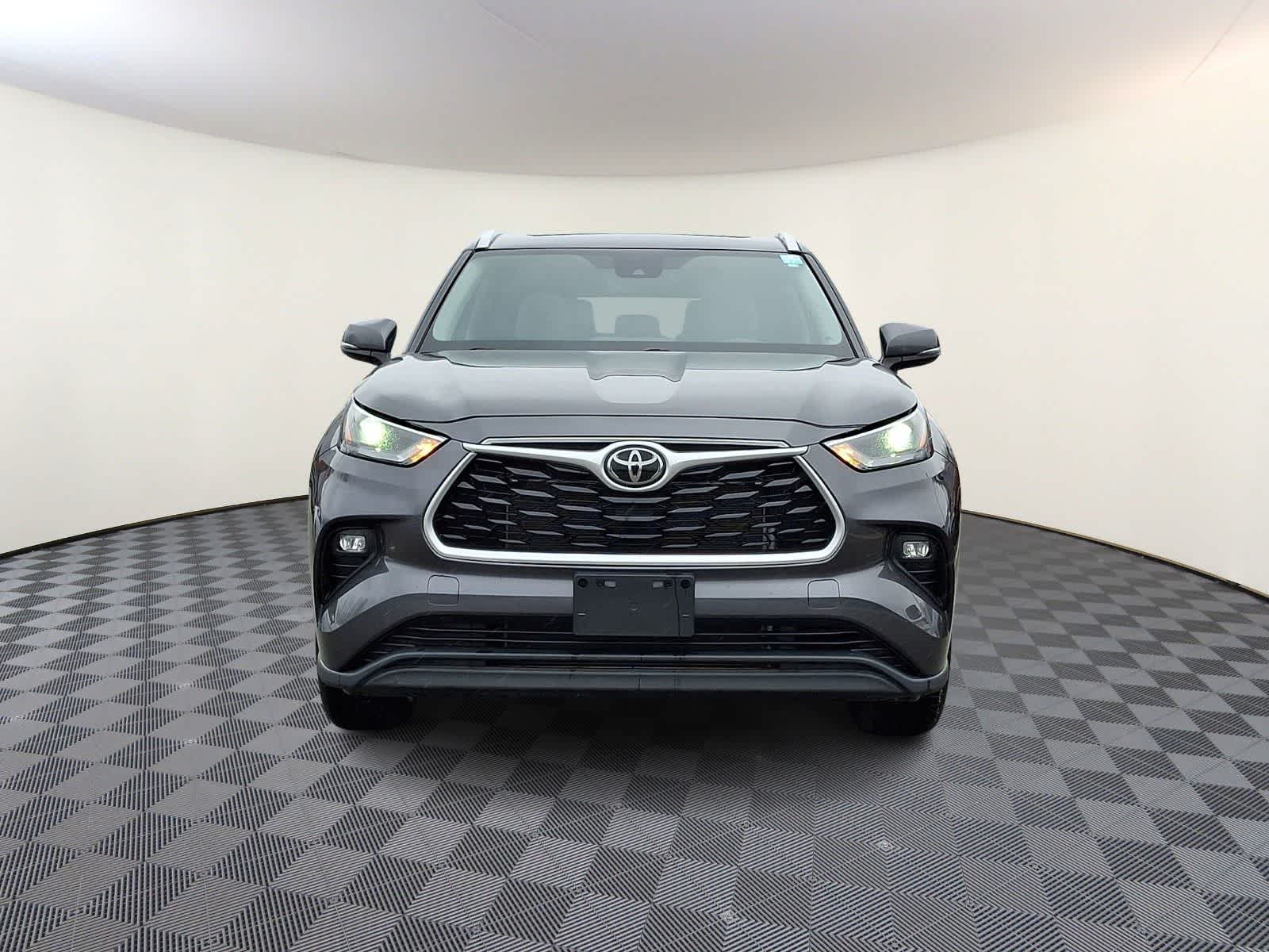 Thumbnail: 2022 Toyota Highlander - 3