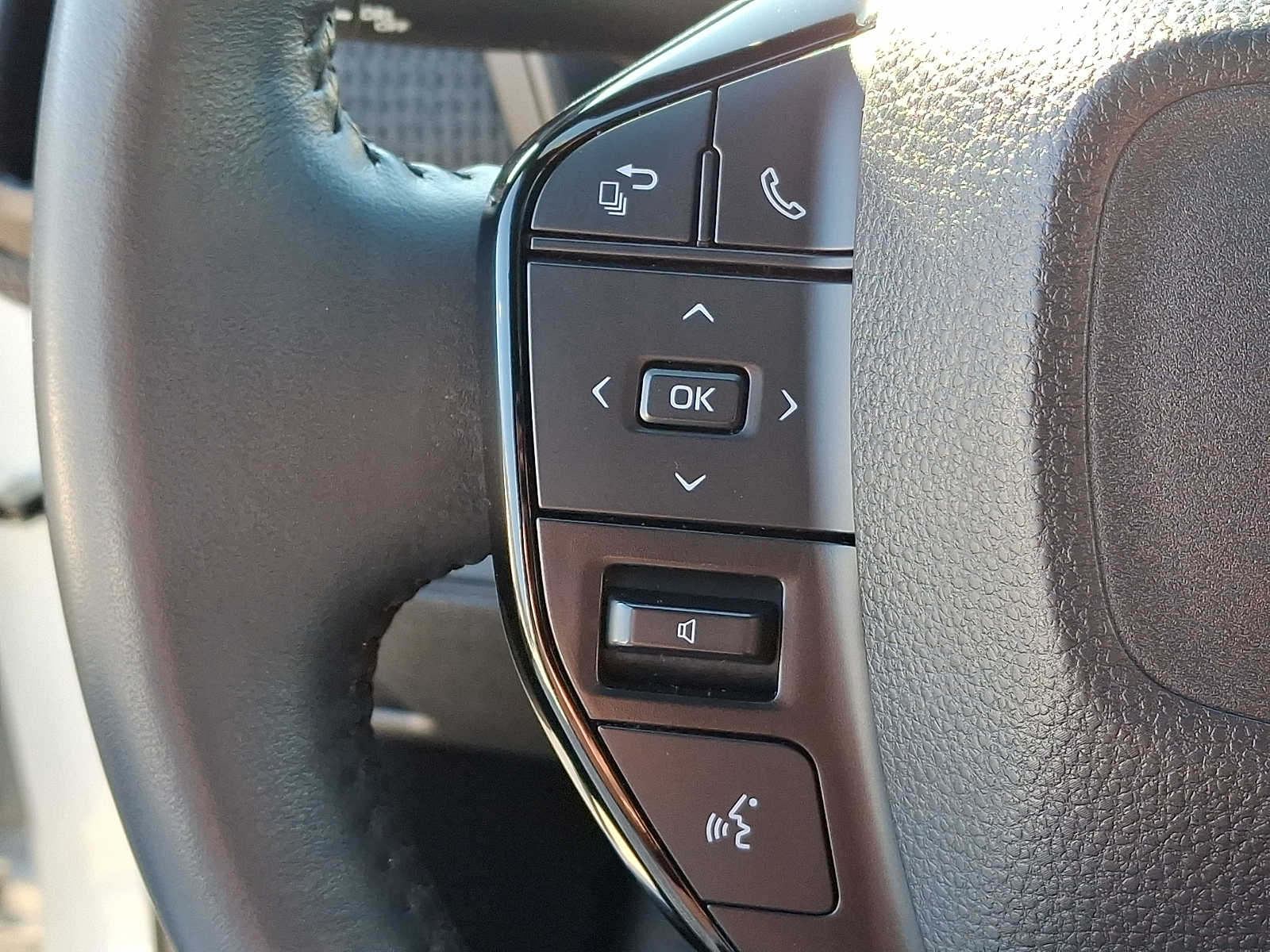 Thumbnail: 2025 Toyota bZ4X - 24