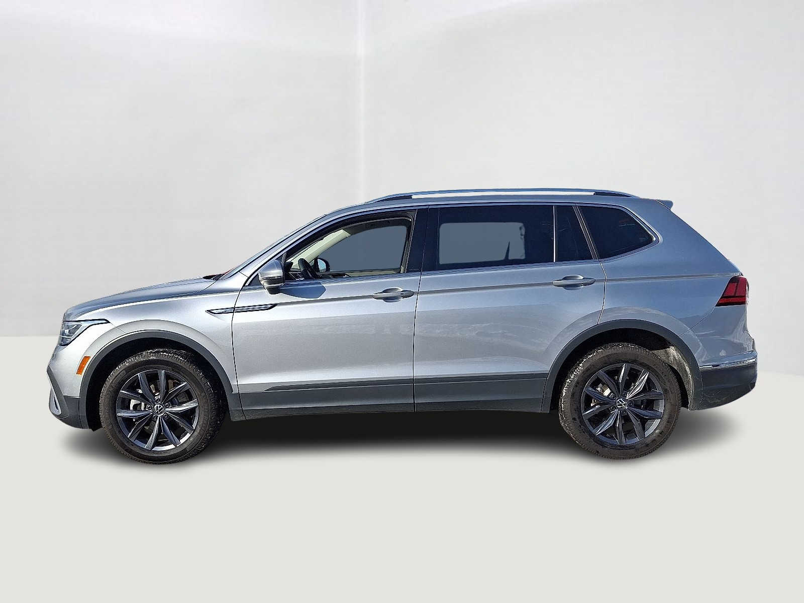 Thumbnail: 2022 Volkswagen Tiguan - 8