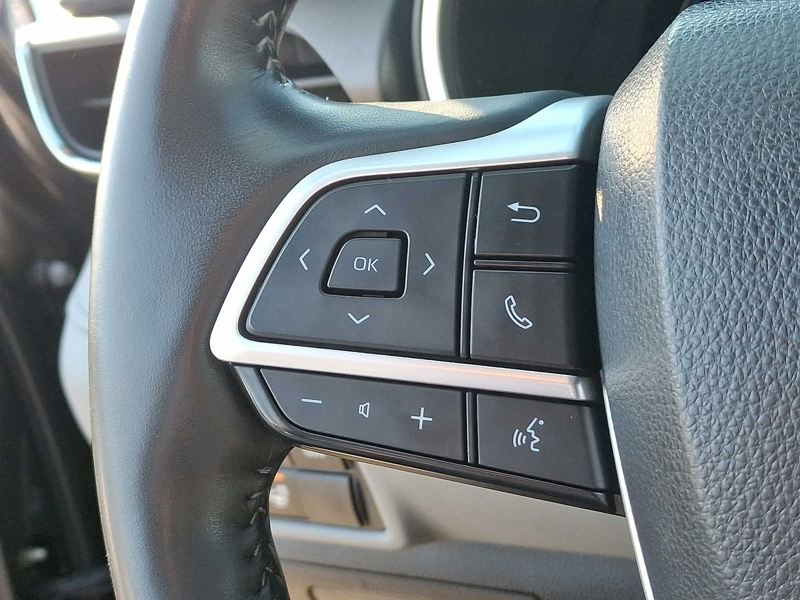 Thumbnail: 2023 Toyota Highlander - 21